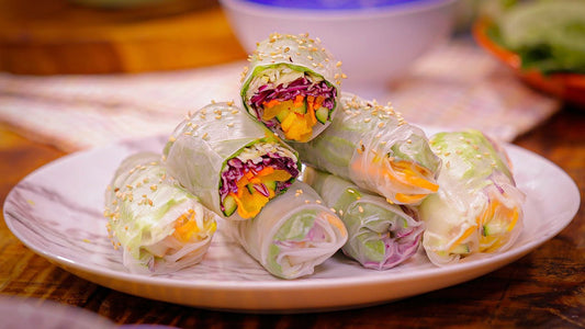 Rollitos de primavera frescos con salsa de cacahuete y coco
